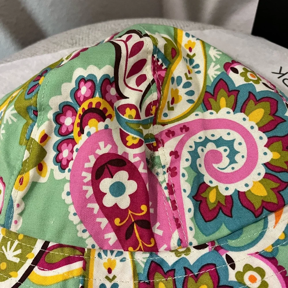 VERA BRADLEY NWOT AUTHENTIC TUTTI FRUTTI GREEN PAISLEY REVERSIBLE BUCKET HAT